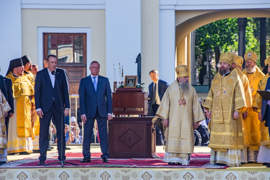  Губернатор Санкт-Петербурга Александр Беглов и губернатор Ленинградской области Александр Дрозденко стоят рядом с мощами Александра невского. Фото: Ирина Иванова.