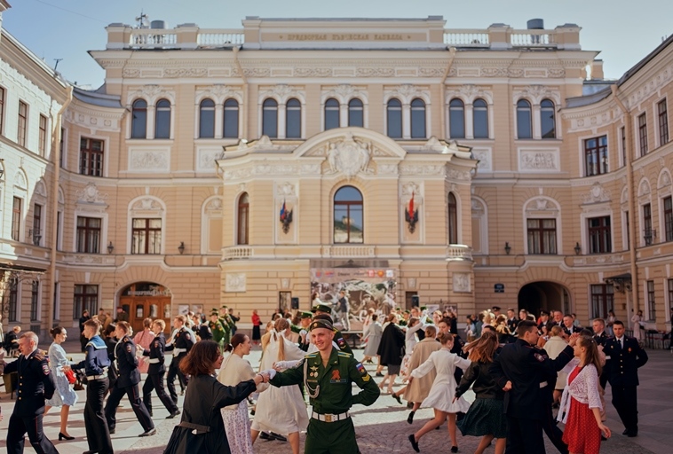 Танцевальная площадка «Весна 1945 года» в Парадном дворе Капеллы. Фото предоставлено пресс-службой Академической капеллы Санкт-Петербурга. Правообладатель: Академическая капелла Санкт-Петербурга. 