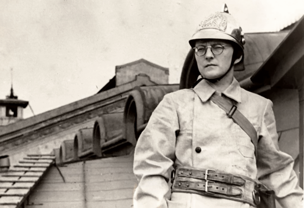 Дмитрий Шостакович на крыше Ленинградской консерватории. 1941 г. / Фото: www.conservatory.ru