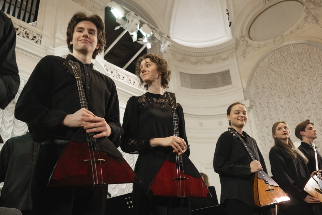 Конкурс - не только площадка для выявления талантливых исполнителей, но и масштабный проект, направленный на: сохранение и развитие традиций игры на народных инструментах и народного вокального исполнительства.