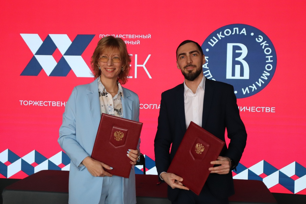 Подписи под Соглашением поставили Марина Линович, директор Литературного музея «ХХ век» и Павел Кузьмин, замдиректора НИУ ВШЭ по образовательной деятельности и цифровой трансформации.