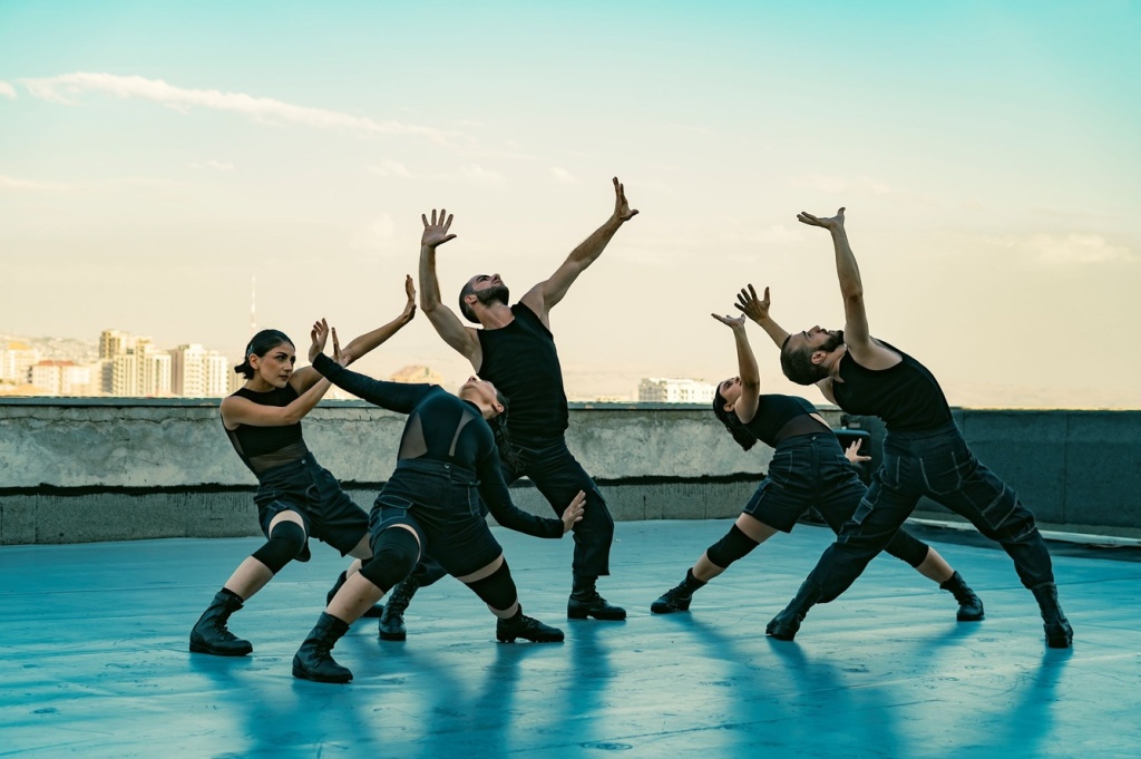 Постановка основана на традициях армянских народных танцев, представленных в современной интерпретации. Постановка основана на традициях армянских народных танцев, представленных в современной интерпретации.