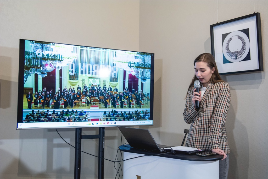 Ведущая Алиса Куликова приветствует собравшихся и объявляет об открытии встречи / Фото: Ирина Иванова