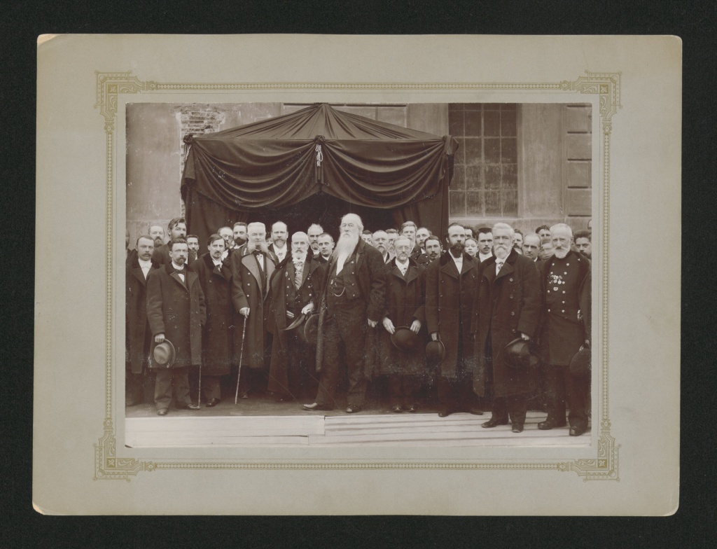 Стасов в группе лиц, участвовавших в закладке корпуса Воротилова Императорской Публичной библиотеки 1 сентября 1896. Фото: пресс-служба РНБ.