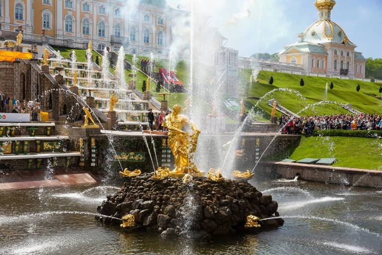 Петергоф. «Самсон, раздирающий пасть льва» в центре Большого каскада Источник: t.me/s/kult_spb. Правообладатель: t.me/s/kult_spb.