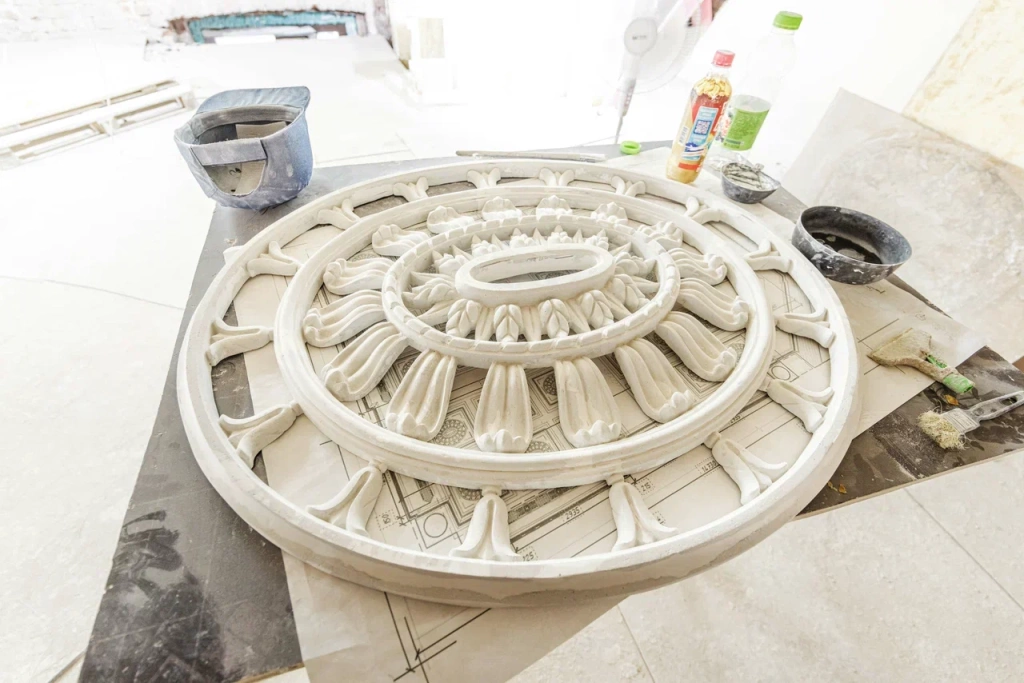 В исторических залах продолжается комплексная реставрация интерьеров. 