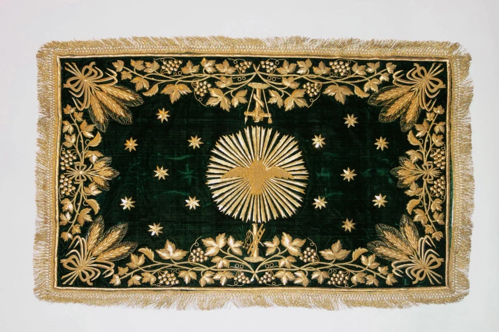 У большинства европейских этносов мастерство золотного шитья проникло в народную среду из религиозной культуры. 