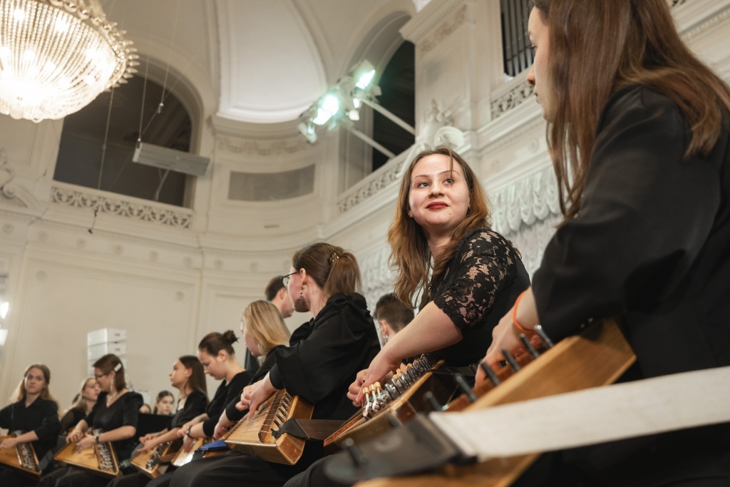 В этом году в соревновании примут участие более трёхсот юных музыкантов в возрасте от 7 до 20 лет из городов России и Республики Беларусь. 