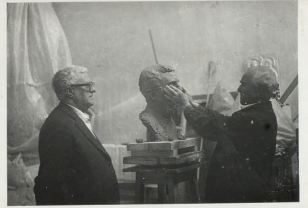  Георгий Свиридов позирует в мастерской Аникушину (1977)д.jpg