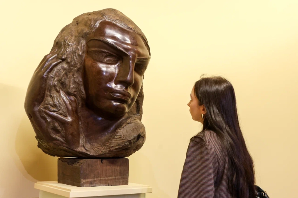 На выставке. 