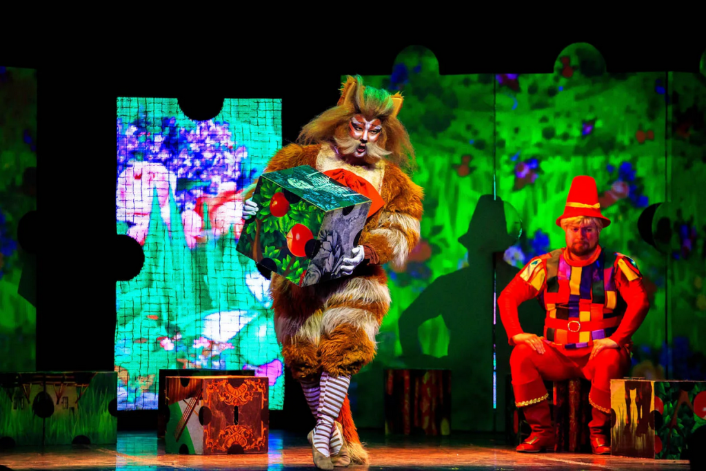 Сцена из оперы «Кот в сапогах». Фото: spbopera.ru. Правообладатель: Театр «Санктъ-Петербургъ Опера» . Screenshot 2025-10-13 at 16-54-07 9qejl9fgzw0e68vz8hbw858i3j5usbp4.webp (Изображение WEBP 1600 × 1067 пикселей) — Масштабированное (77%).png