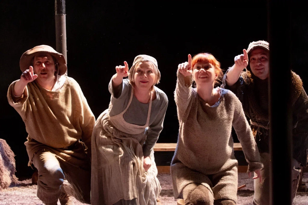 Отец - Александр Черкашин, Мать - Елена Соловьёва, Жанна - Регина Щукина, брат - Андрей Зарубин. 