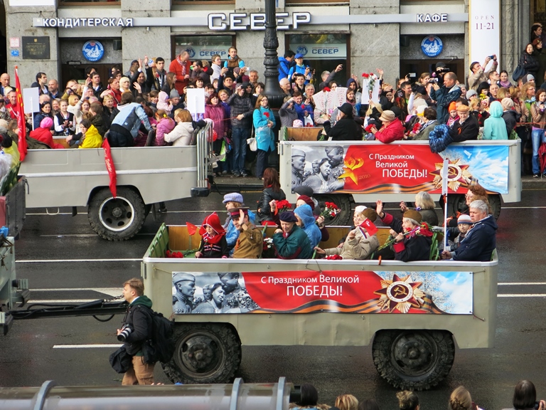 Автопробег ретро-автомобилей по Невскому проспекту. Фото: Ирина Иванова. 