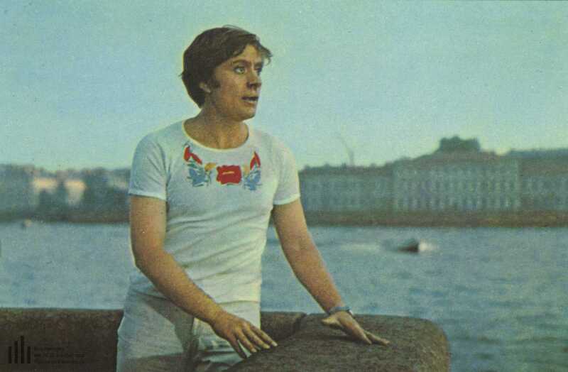  Андрей Миронов в Ленинграде. Кадр из кинокомедии «Необычайные приключения итальянцев в России». Правообладатель открытки: музей театрального и музыкального искусства, goskatalog.ru.