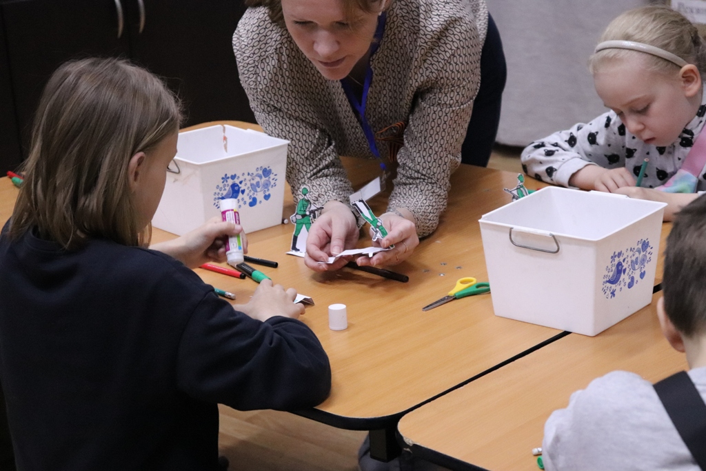 Разгадывая загадки и головоломки, решая ребусы, можно построить свой собственный маршрут прогулки по музею.
