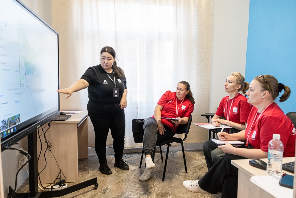 Эксперты Абилимпикса за обсуждением заданий участникам чемпионата. Правообладатель: Ирина Иванова / Институт культурных программ.