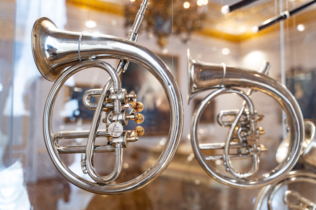 В коллекции — любимые медные духовые Александра III от детского рожка до большой оркестровой тубы. 