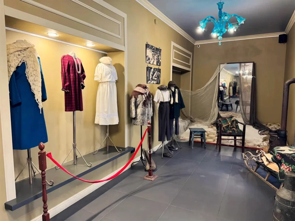 В рамках выставки гости увидят оригинальные реквизит, костюмы и технику «Ленфильма».