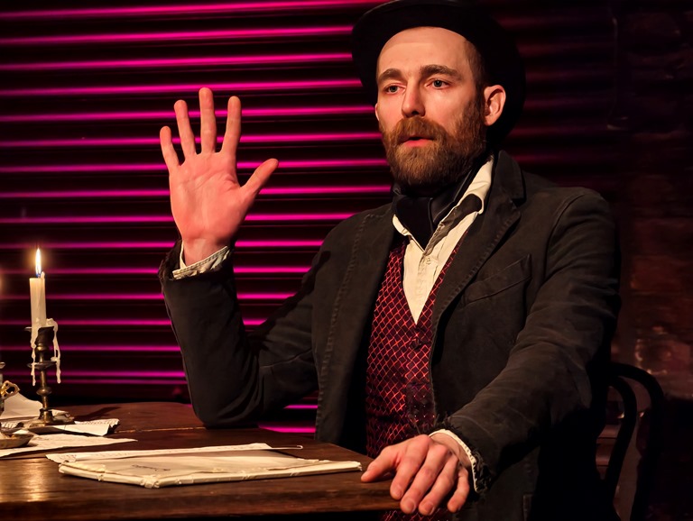 Александр Кошкидько в моноспектакле Алексея Янковского «Бес-Сон-Ницца». Фото предоставлено пресс-службой Театра-фестиваля «Балтийский дом». Правообладатель: Театр-фестиваль «Балтийский дом».