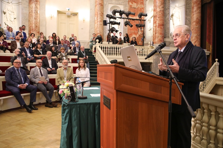 Международный петровский конгресс-2025. Директор Государственного Эрмитажа Михаил Борисович Пиотровский. Источник: instpeter.ru. Правообладатель: instpeter.ru. Международный петровский конгресс-2025. Директор Государственного Эрмитажа Михаил Борисович Пиотровский. Источник: instpeter.ru. Правообладатель: instpeter.ru.