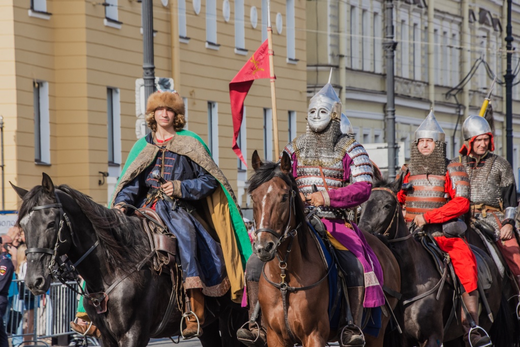 Участники конного похода «Александрова дорога» выходят на Невский проспект. Фото: Ирина Иванова.