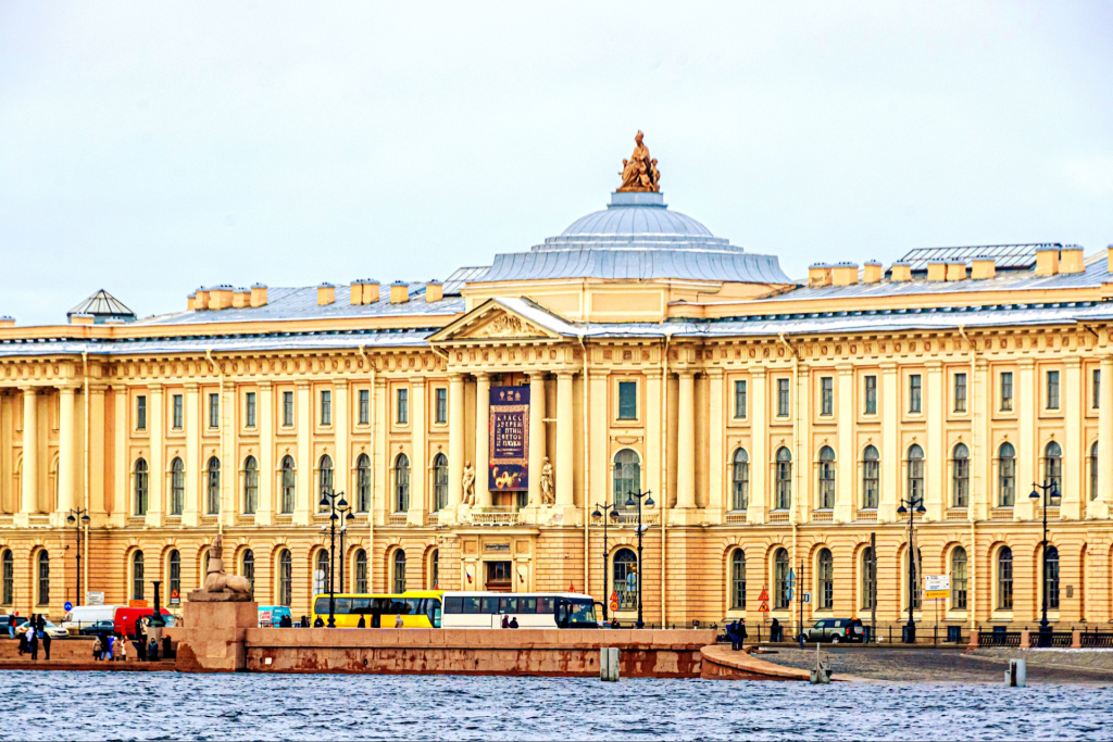 Слушателям будет представлена история академических коллекций, оказавших влияние на облик Петербурга и его пригородов – Петергофа, Царского села, Павловска. 