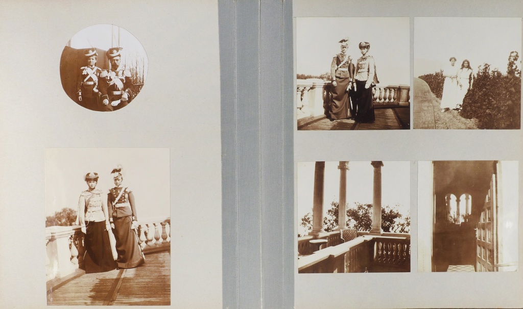 Все фотографии выполнены и лично наклеены в альбом Александрой Федоровной и Николаем II в течение 1913-1914 годов.  Все фотографии выполнены и лично наклеены в альбом Александрой Федоровной и Николаем II в течение 1913-1914 годов.