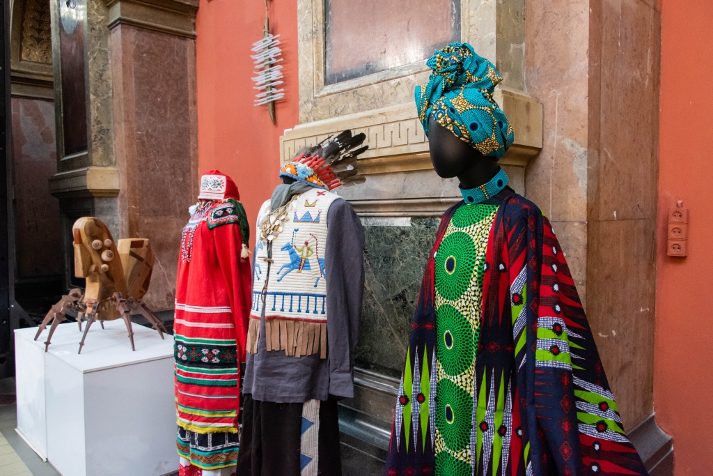 Индейский и африканский наряды. Фото: Ирина Иванова.