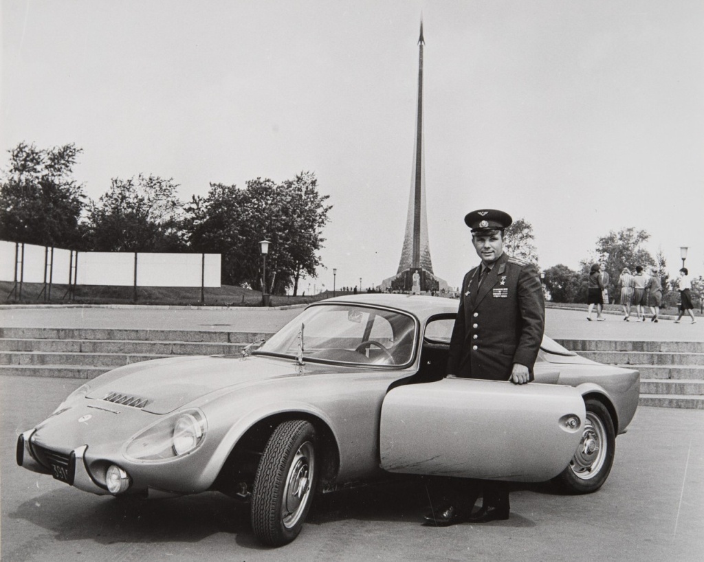 Валентин Мастюков. Юрий Гагарин на ВДНХ. Москва, 1965. Правообладатель: РОСФОТО.