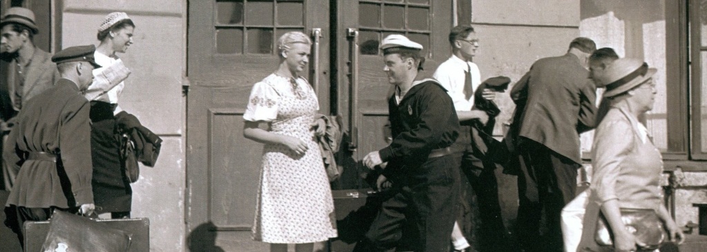 Кадр из фильма «Одиноким предоставляется общежитие».