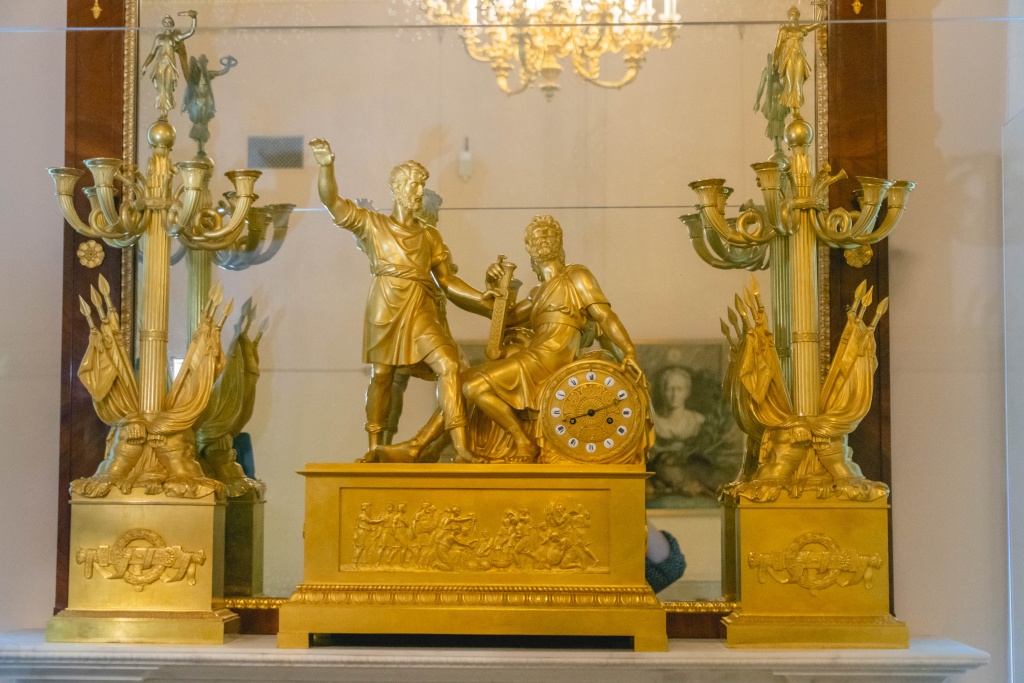 каминные часы «Минин и Пожарский», созданных парижской фирмой Пьера-Филиппа Томира в 1820 году
