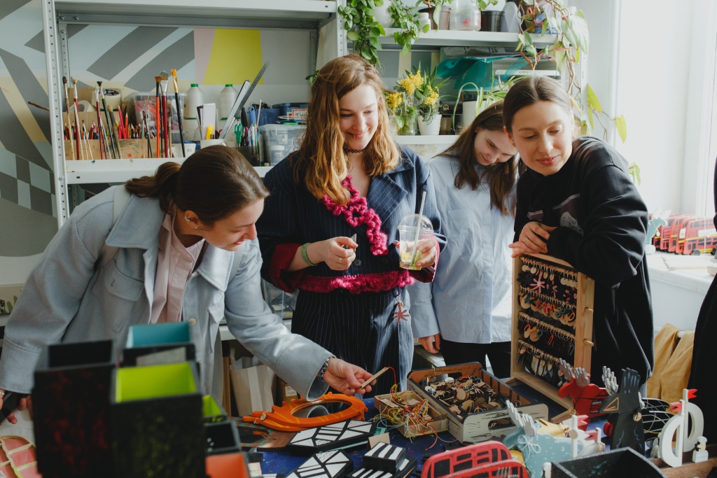 «Маркет тут рядом». «Маркет тут рядом».