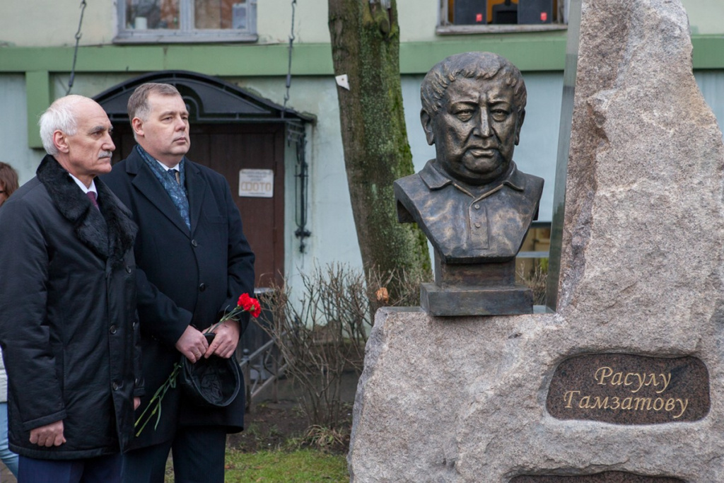Церемония открытия памятника аварскому поэту Расулу Гамзатову. Источник: spbu.ru