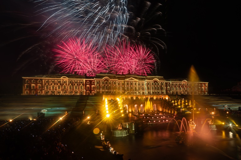 Осенний фестиваль фонтанов в Петергофе. Фото предоставлено пресс-службой ГМЗ «Петергоф». Правообладатель: ГМЗ «Петергоф». 