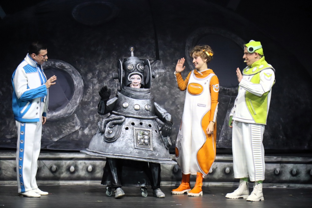 В борьбе обязательно побеждает добро и стремление сделать жизнь всех живых существ во Вселенной счастливой. 