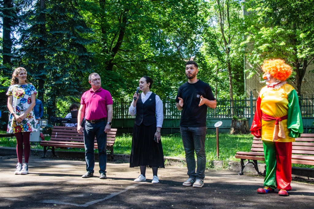 Слева направо: Юлия (ведущая), Олег Дуркин (председатель СПБ ВОГ), Юлия Прокофьева (заведующая детским музейным центром исторического воспитания), Руслан Давдян (переводчик РЖЯ). Фото: Ирина Иванова. Слева направо: Юлия (ведущая), Олег Дуркин (председатель СПБ ВОГ), Юлия Прокофьева (заведующая детским музейным центром исторического воспитания), Руслан давдян (переводчик РЖЯ). Фото: Ирина Иванова.