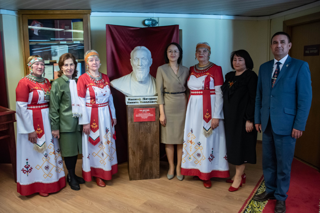 Представители Чувашской общины рядом с бюстом Бичурина