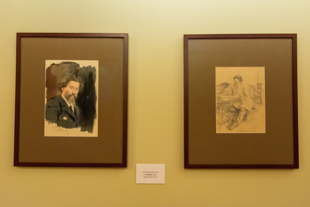 Слева: Автопортрет Репина в 1894 году. Справа: Илья Репин «Л.Н. Толстой за работой», 1891. Фото: Ирина Иванова.