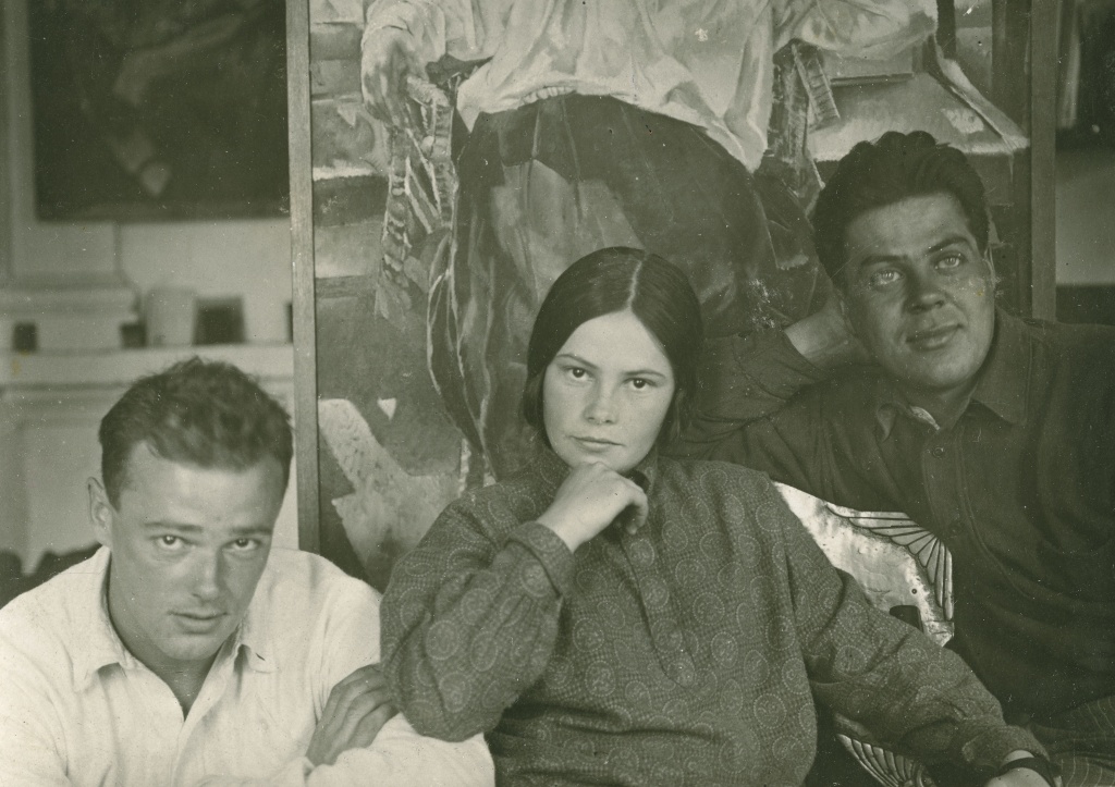 Евгений Чарушин, его жена Наталья Чарушина и Юрий Васнецов, конец 1920-х.jpg