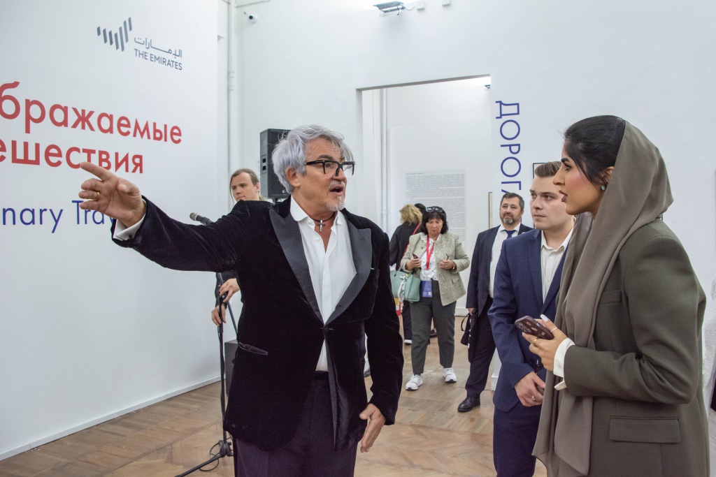 Дмитрий Дибров с увлечением рассказывает гостям историю РОСФОТО. Фото: Ирина Иванова.