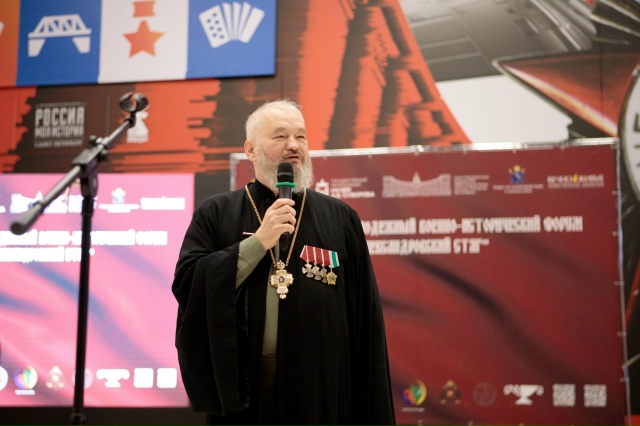 Протоиерей Димитрий Василенков, вдохновитель и родоначальник проекта. В настоящее время – главный военный священник духовенства, окормляющего военнослужащих Вооруженных сил России и сотрудников иных силовых структур в зоне СВО, Председатель отдела по взаимодействию с казачеством, настоятель храмов Покрова Пресвятой Богородицы и Августовской Иконы Божией Матери. Источник: vk.com/club118071997. Правообладатель: vk.com/club118071997. 