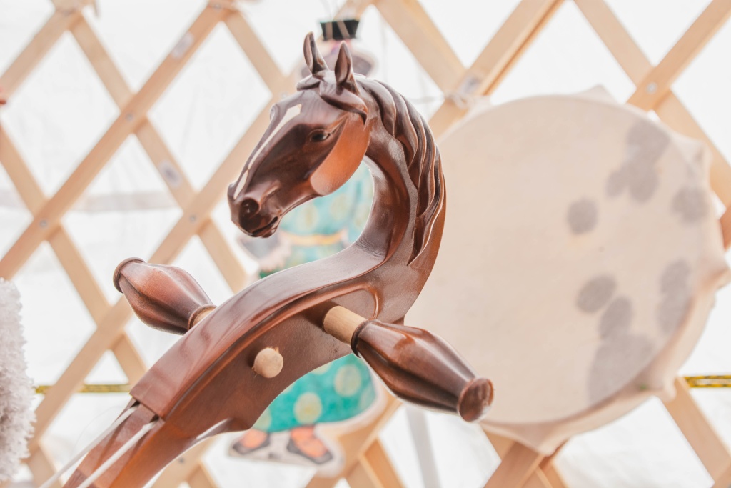 Так выглядит голова коня, украшающая инструмент. Фото: Ирина Иванова. 