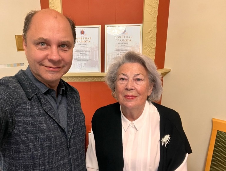 Президент фестивального движения «Книжные маяки России», основатель и автор идеи фестиваля «Книжный маяк» Денис Котов и директор Центральной городской публичной библиотеки им. В.В. Маяковского Зоя Васильевна Чалова. Источник: vk.com/piterbookcom. Правообладатель: Оргкомитет фестиваля «Книжный маяк Петербурга».