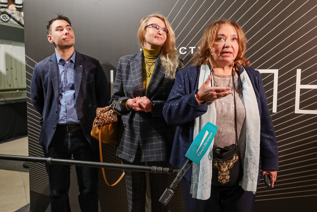 Слева направо: пресс-секретарь «Ленфильма» Артемий Аграфенин, ректор вуза Наталья Пахомова, актриса и режиссер Наталья Бондарчук.