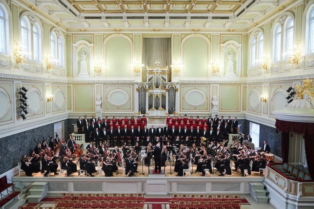 Chorus & orchestra_1 (1).jpg