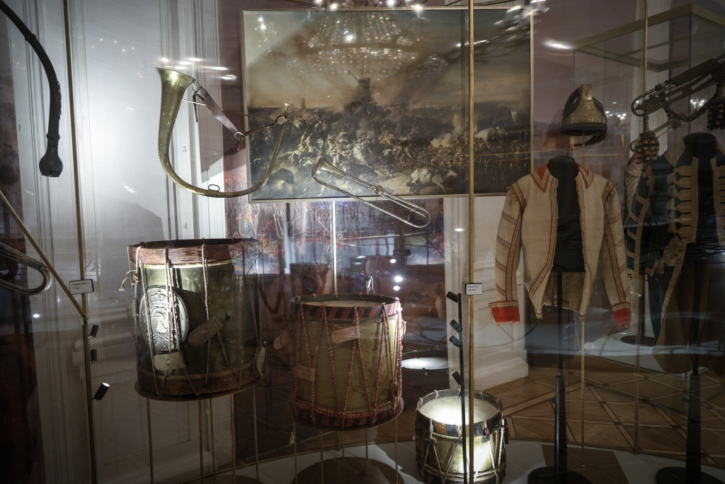 Выставка акцентирует внимание на музыкальных инструментах как культурном наследии.