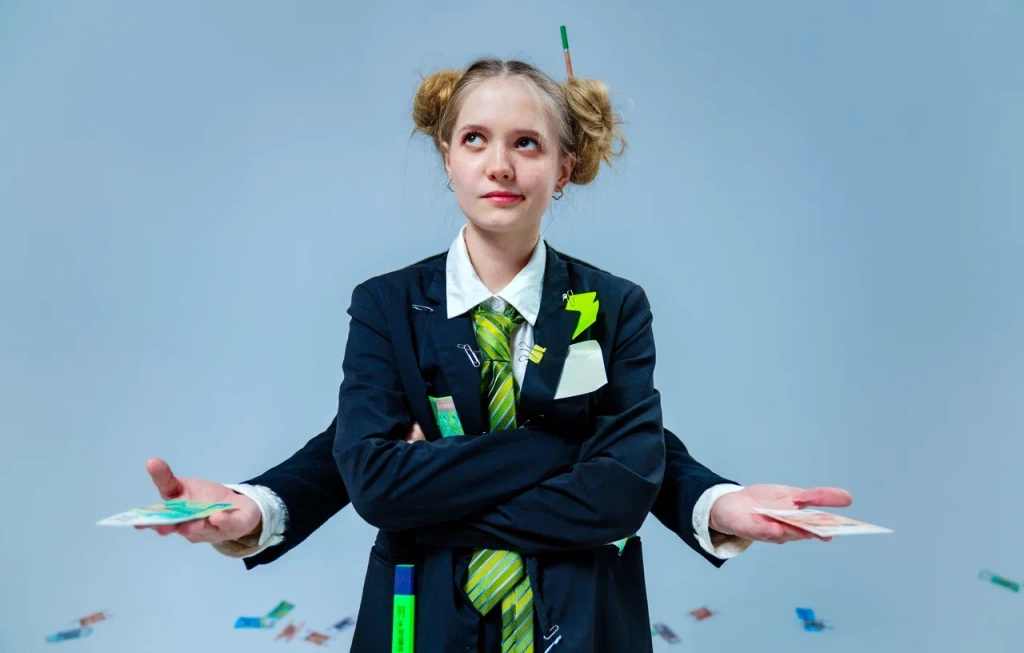 Двенадцатилетняя Кира мечтает о собаке, но её семья не может позволить себе давать дочери деньги даже на карманные расходы. 2thcbo1e54g9ixlnadglciiif7pdnxa3.jpg