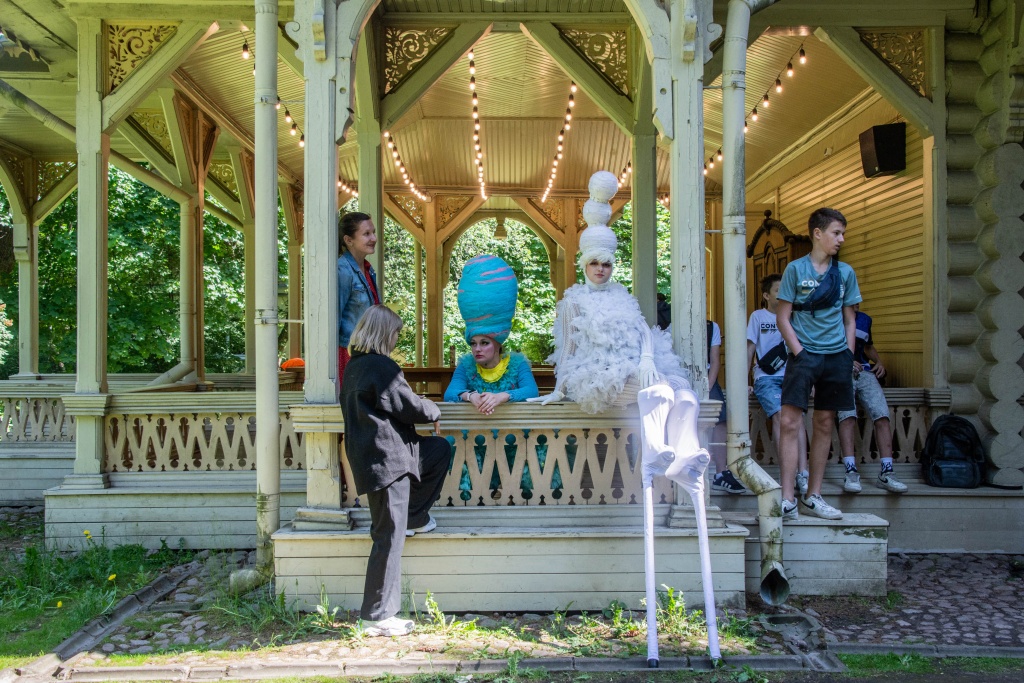 Краткий перерыв у организаторов и актеров проходит в формате беседы. Фото: Ирина Иванова. Минутка перерыва у организаторов и актеров за беседой. Фото: Ирина Иванова.