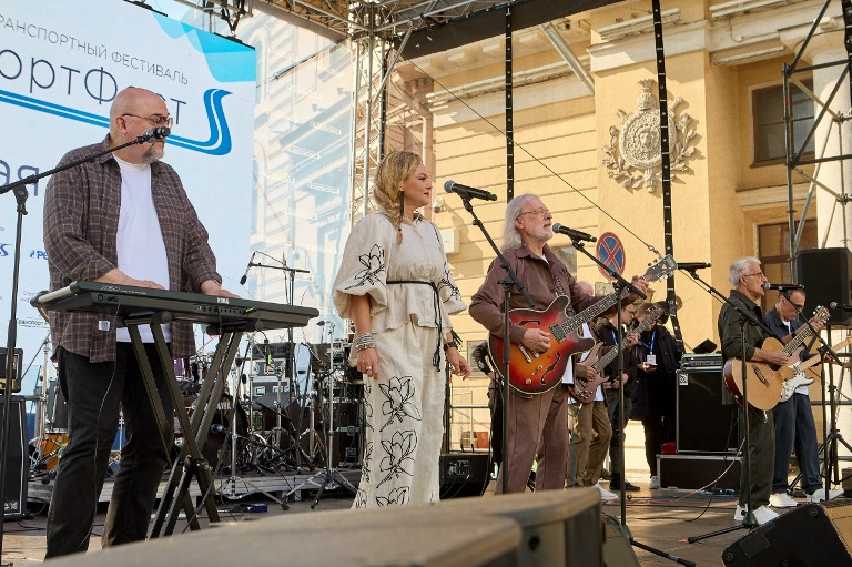 Международный транспортный фестиваль «ТранспортФест». Гала-концерт на Манежной площади. Источник: vk.com/spbtransportfest. Правообладатель: vk.com/spbtransportfest. 