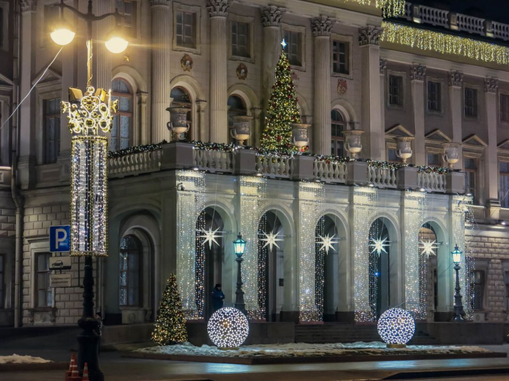 Новогодние украшения Мариинского дворца. Фото: Ирина Иванова